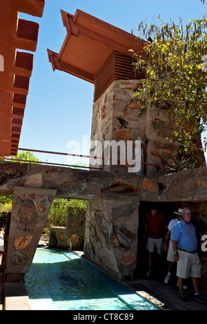 Visiteurs en tournée Frank Lloyd Wright Taliesin West Winter home Scottsdale AZ Banque D'Images