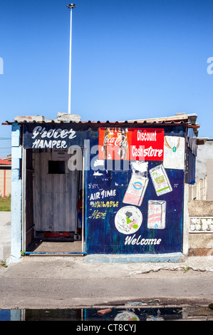 Un salon de coiffure et de commerçant général (AfricanTownship spaza) à Langa près de Cape Town Banque D'Images