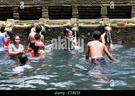 Echelle d'Adorateurs et priant au Temple Tirta Empul, Bali, Indonésie. Banque D'Images