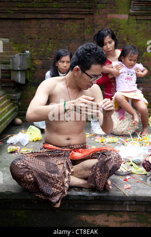 Echelle d'Adorateurs et priant au Temple Tirta Empul, Bali, Indonésie. Banque D'Images