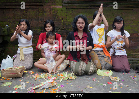 Echelle d'Adorateurs et priant au Temple Tirta Empul, Bali, Indonésie. Banque D'Images