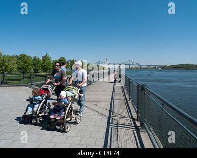 Deux pères de père poussent les tout-petits jeunes enfants dans des poussettes le long de la Promenade du Vieux Port Saint-Laurent Montréal Québec Canada KATHY DEWITT Banque D'Images