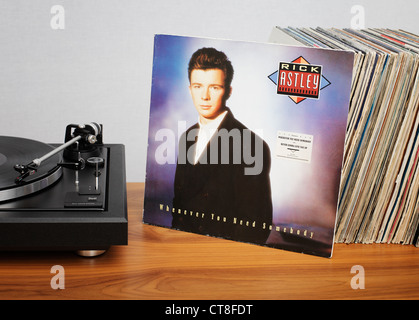 Chaque fois que vous besoin de quelqu'un est Rick Astley's premier album sorti en 1987 sur RCA. Banque D'Images