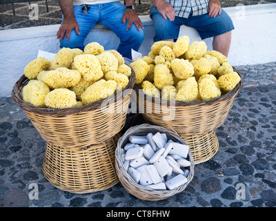 Les éponges et des pierres ponces en vente dans la capitale Fira Town sur l'île de Santorin dans les îles Cyclades en Grèce Banque D'Images