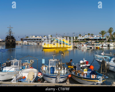 Dh Ayia Napa Chypre chypriote grecque de bateaux de pêche et le port de plaisance Banque D'Images