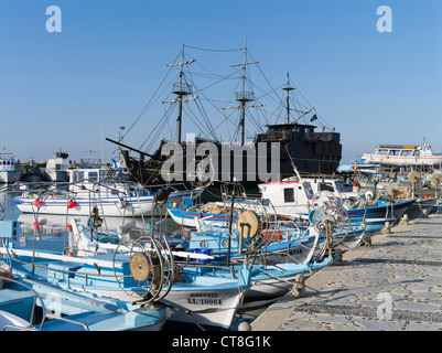 Dh Ayia Napa Chypre les bateaux de pêche et Black Pearl Pirate Ship Harbour Banque D'Images