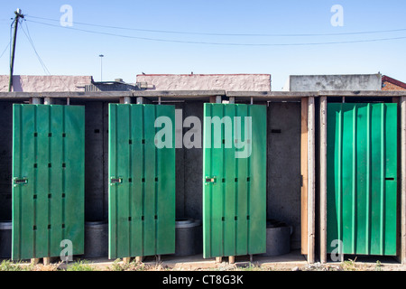 Les toilettes publiques dans la rue une ligne Langa Township, près du Cap, où beaucoup des baraques n'ont pas une source d'eau ou salles de bain Banque D'Images