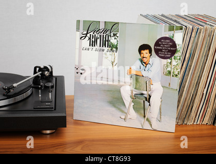 Ca ralentit pas est le titre de Lionel Richie's second album solo, qui a été publié le 11 octobre 1983. Banque D'Images
