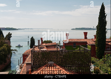 Une vue sur le lagon vénitien d'une maison sur la Giudecca à Venise, Italie, avec une traditionnelle altana en bois (jardin sur le toit) en premier plan Banque D'Images