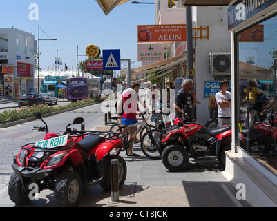 Dh Ayia Napa Chypre garçons Quadbike Tourisme magasin de location de vélos à louer Banque D'Images