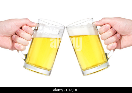 Deux personnes faisant un toast avec verres contre fond blanc Banque D'Images