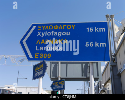 Dh Ayia Napa Chypre panneau routier Chypriote grec roadsign bilingue anglais Banque D'Images