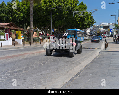 dh Greece Island Town Road AYIA NAPA SOUTH CYPRUS couple touristique conduite dune buggy quadbike vacances Resort vacances jeunes touristes Banque D'Images