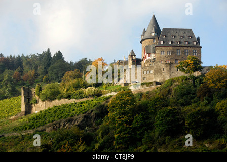 Château Stahleck au-dessus de la ville de Bacharach dans la gorge de la rivière du Rhin, Allemagne Banque D'Images