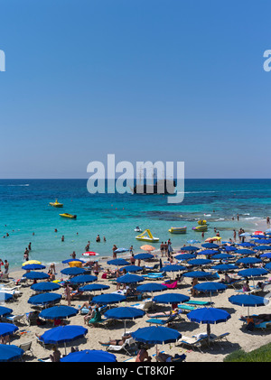 dh Grecian Bay AYIA NAPA CYPRUS Black Pearl Pirate navire Parasols de soleil plage de sable baigneurs de soleil et nageurs grèce îles plages Banque D'Images
