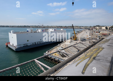 Le navire de caserne (APL-65) arrive à la station aérienne navale de North Island pour soutenir le porte-avions de classe Nimitz USS Carl Vinson (CVN 70). APL-65 servira de barge de mess et de mouillage crewÕs pendant la VinsonÕs disponibilité incrémentielle prévue de Carl. Banque D'Images