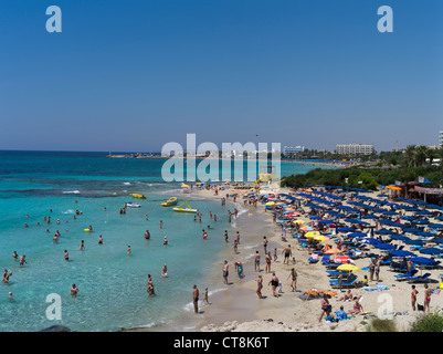 dh Grecian Bay Beach AYIA NAPA PLAGES CHYPRE GRÈCE Sunbathers et nageurs hôtels vacances station vacanciers au soleil Banque D'Images