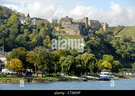 Forteresse Burg Rheinfels château sur la colline surplombant la ville de Sankt Goar, sur le Rhin, Allemagne Banque D'Images