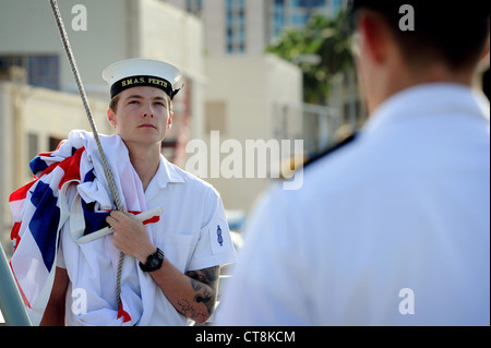 Le Matelot de 1re classe Benjamin Mafrici se prépare à élever les couleurs à bord de la frégate de classe Anzac de la Marine royale australienne HMAS Perth (FFH 157) pendant la Rim of the Pacific (RIMPAC) 2012. Vingt-deux nations, 42 navires, six sous-marins, plus de 200 avions et 25,000 membres du personnel participeront à l'exercice biennal Rim of the Pacific (RIMPAC) 2012 prévu du 29 juin au 3 août, dans et autour des îles hawaïennes. RIMPAC est le plus grand exercice maritime international au monde. Banque D'Images