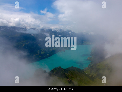 Le lac de Brienz (Brienz) du Brienzer Rothorn voir à travers les nuages sur le lac d'Oberland bernois Suisse Europe Banque D'Images