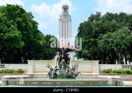 Littlefield fontaine et la tour principale à l'Université du Texas à Austin, Texas. USA. Banque D'Images