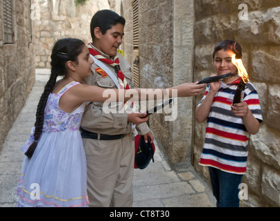 Les enfants chrétiens palestiniens détient candles during grand samedi sur le quartier arménien de Jérusalem Israël Banque D'Images