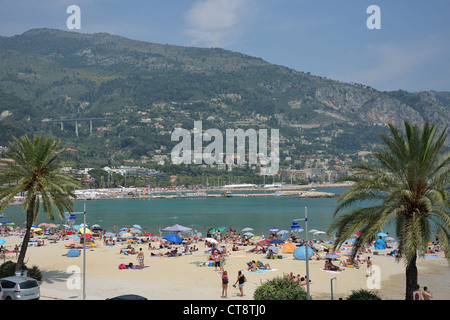 Vue de la plage, Menton, Côte d'Azur, Alpes-Maritimes, Provence-Alpes-Côte d'Azur, France Banque D'Images