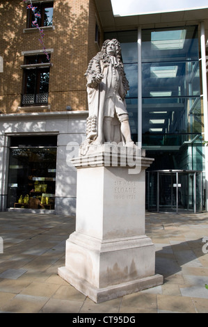 Statue de Sir Hans Sloane Duke of York Square, Kings Road, Chelsea London England UK Banque D'Images