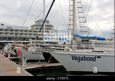 Voilier amarré à la marina de Cairns en face de l'embarcadère des capacités dans Cairns, Far North Queensland tropical Banque D'Images