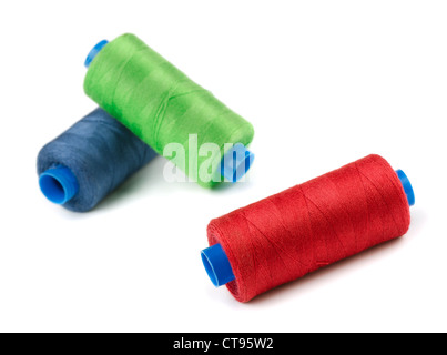 Trois bobines de fil couleur isolated on white Banque D'Images