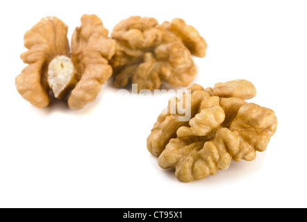 Groupe des noix pelées isolé sur fond blanc Banque D'Images