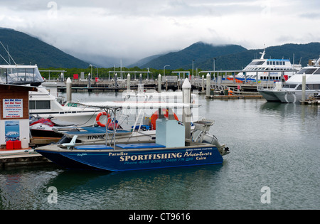 Pêche de bateaux et yachts à la marina de Cairns sur une journée tropicale nuageux dans l'extrême nord du Queensland, Australie Banque D'Images