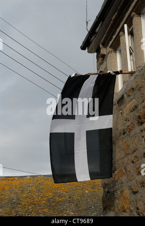 Drapeau Cornish au Mousehole, Cornwall, England, UK Banque D'Images