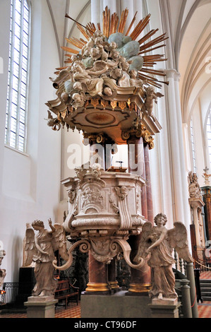 Berlin, Allemagne. / Marienkirche St Mary's Church (13-15thC) Chaire d'Albâtre (Andreas Schluter, 1703) Banque D'Images