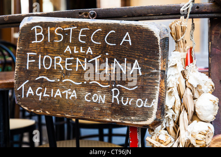 Signer en bois avec Bistecca alla Fiorentina (steak) mots de Florence Banque D'Images
