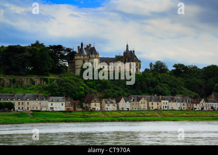 Chaumont-sur-Loire et du Château de Chaumont, France. Château du xve siècle domine le village et la Loire. Banque D'Images