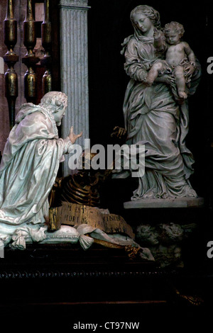 Une des statues de saint, Vierge Marie et l'enfant avec un squelette en cathédrale Saint-Bavon Gand Belgique Banque D'Images