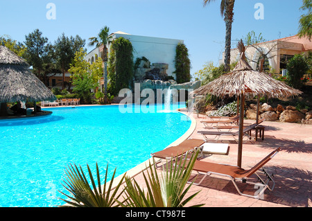 Piscine avec bar de l'hôtel de luxe moderne, l'île de Thassos, Grèce Banque D'Images