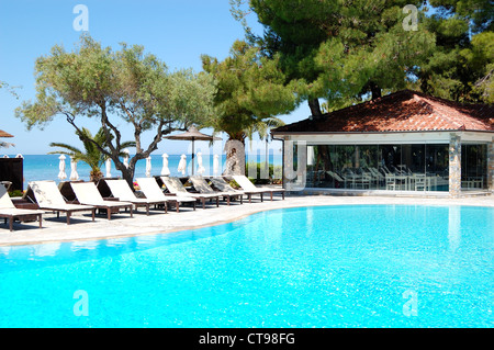 Piscine et bar à la plage, à l'hôtel de luxe, Halkidiki, Grèce Banque D'Images