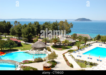 Piscines et bar par une plage à l'hôtel de luxe, Halkidiki, Grèce Banque D'Images