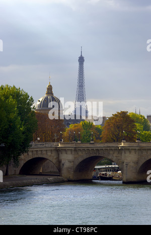 La tour Eiffel et le quai de Seine, Paris, France Banque D'Images