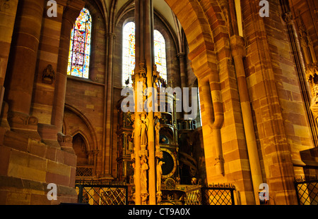 La cathédrale de Strasbourg,Horloge Astonomique,le "Pilier des Anges' sur la gauche et l'horloge astronomique,Strasbourg,France Banque D'Images