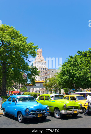 Voitures anciennes, Parque Central, La Havane, Cuba Banque D'Images