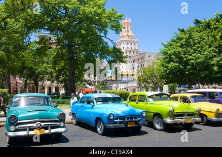 Voitures anciennes, Parque Central, La Havane, Cuba Banque D'Images