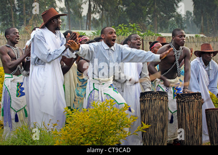 Le Rwanda, l'Afrique - 16 juin : Danseurs Intore tribal traditionnel Danse (ballet traditionnel du Rwanda) le 16 juin, 20012 Banque D'Images