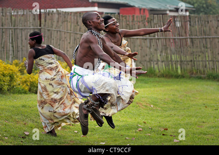 Le Rwanda, l'Afrique - 16 juin : Danseurs Intore tribal traditionnel Danse (ballet traditionnel du Rwanda) le 16 juin, 20012 Banque D'Images