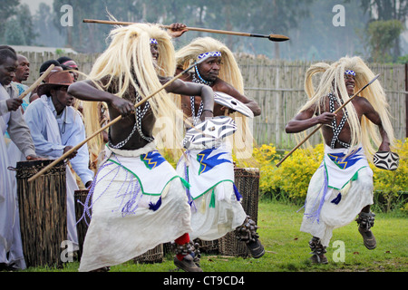 Le Rwanda, l'Afrique - 16 juin : Danseurs Intore tribal traditionnel Danse (ballet traditionnel du Rwanda) le 16 juin, 20012 Banque D'Images