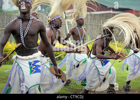 Le Rwanda, l'Afrique - 16 juin : Danseurs Intore tribal traditionnel Danse (ballet traditionnel du Rwanda) le 16 juin, 20012 Banque D'Images