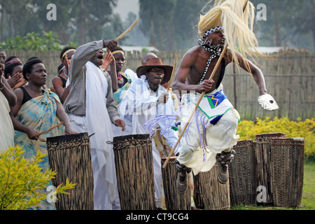 Le Rwanda, l'Afrique - 16 juin : Danseurs Intore tribal traditionnel Danse (ballet traditionnel du Rwanda) le 16 juin, 20012 Banque D'Images