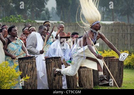 Le Rwanda, l'Afrique - 16 juin : Danseurs Intore tribal traditionnel Danse (ballet traditionnel du Rwanda) le 16 juin, 20012 Banque D'Images